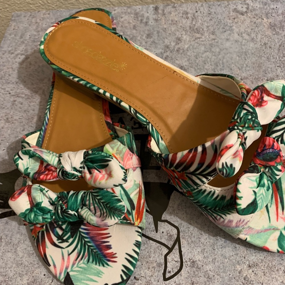 New women’s floral printed sandals